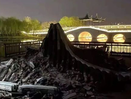 “膠”點(diǎn)事件：紹興迪蕩湖公園一處涼亭突然倒塌！