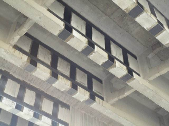 加固橋梁的“黑金”鎧甲，碳纖維布的“戰(zhàn)術(shù)”特點(diǎn)你了解嗎？